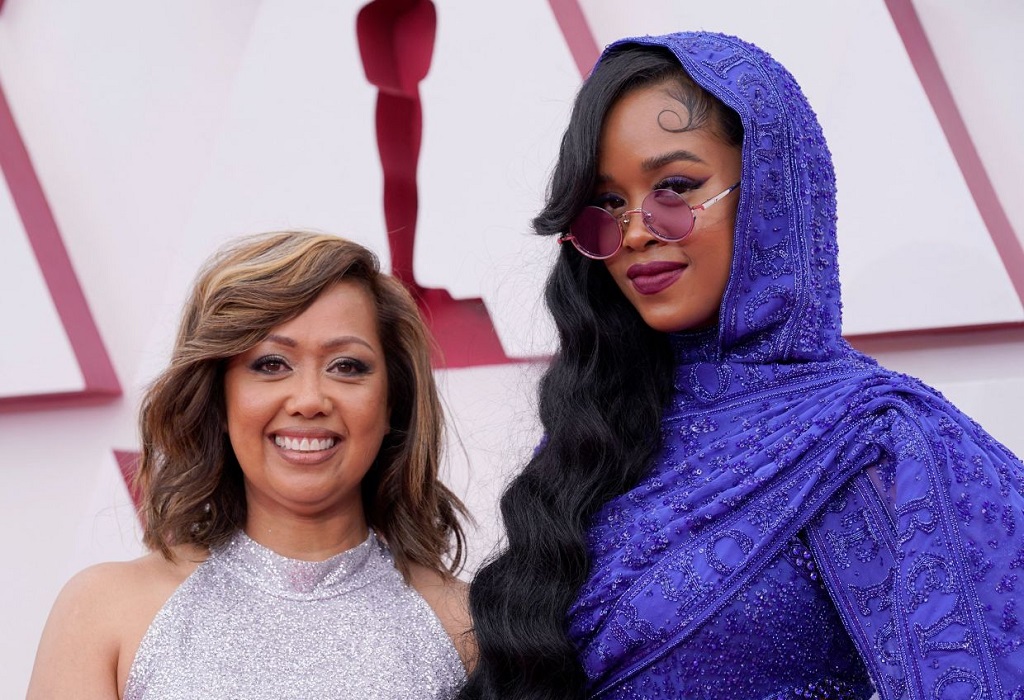 Gabriella with her mother in 2021 Oscars award ceremony