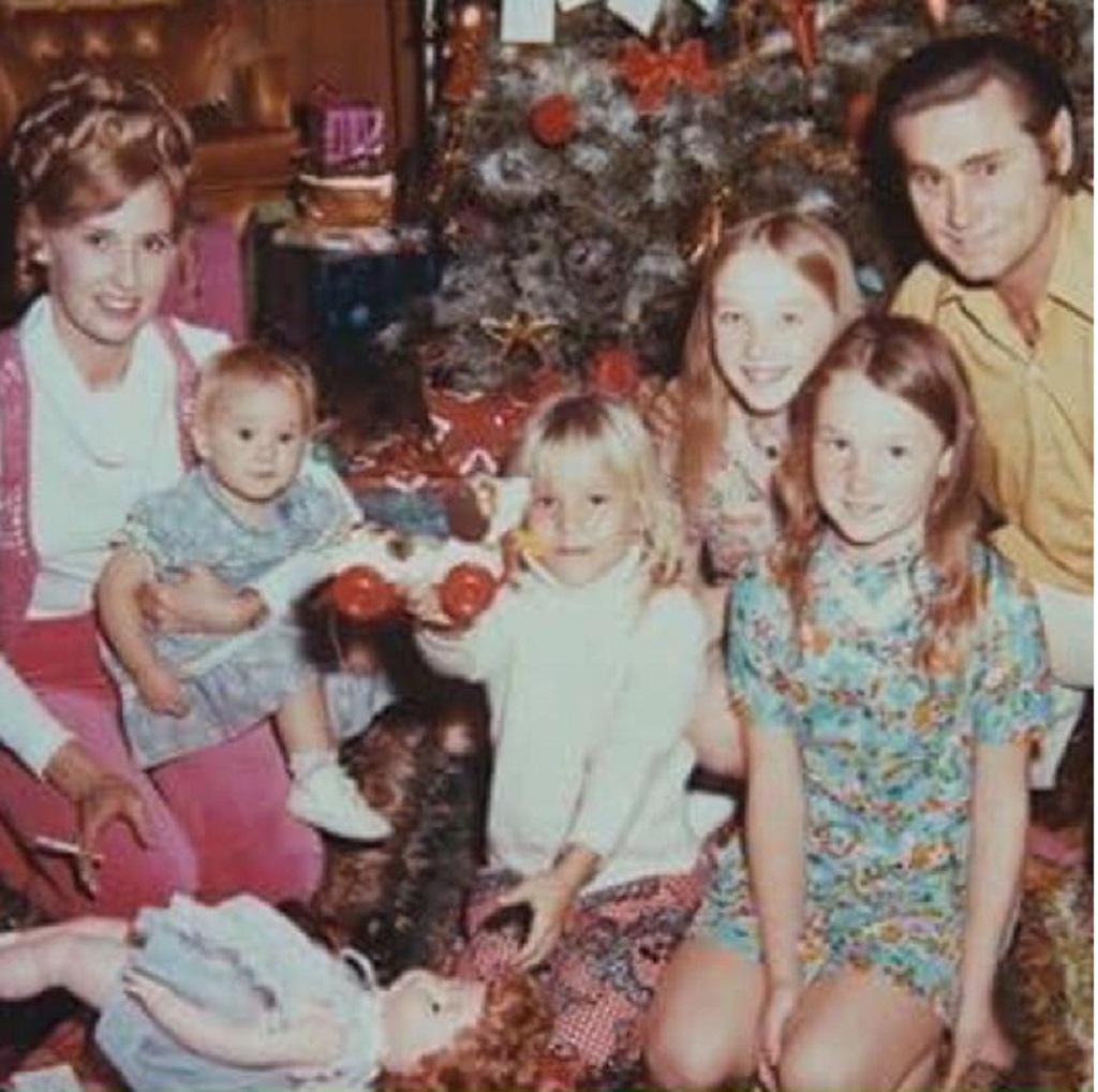 Jaclyn Faye shared her old family picture on December 16, 2020