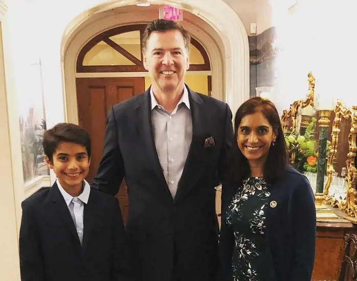 Paras Nikhil Dodd and his mother, Asha Rangappa with former FBI Director James Comey