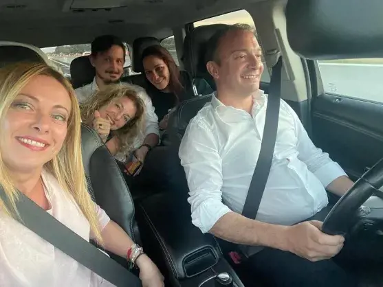 Giorgia Meloni clicked selfie in a car with her family.
