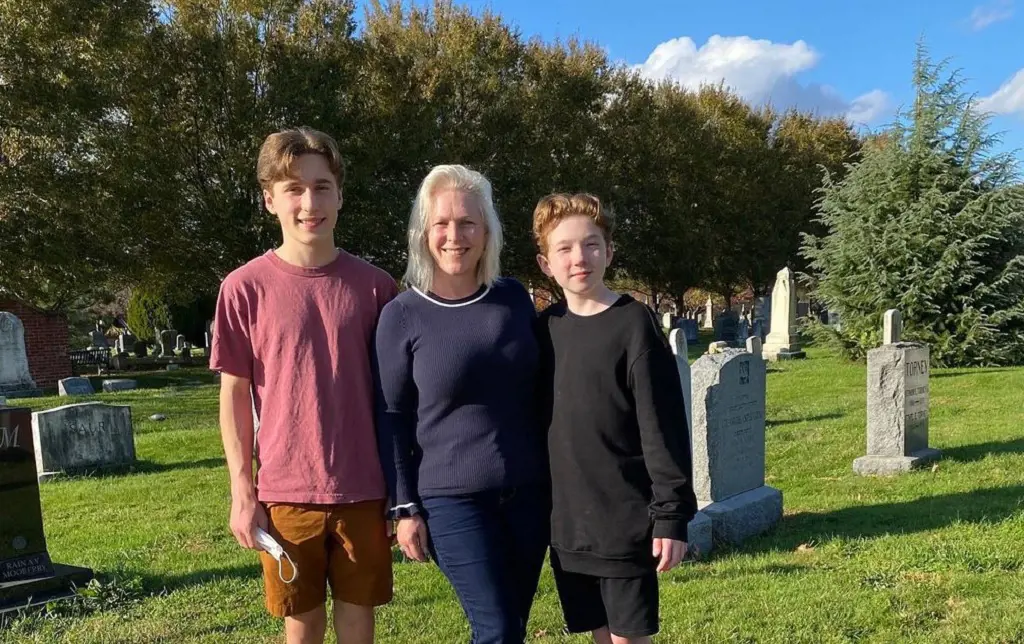 Kirsten Gillibrand with her kids at Thanksgiving Day visiting her mother-in-law grave 